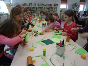 zajęcia plastyczne podczas ferii zimowych w Bibliotece Miejskiej