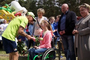 Andrzej Urbaniak i Klaudia z rodzicami, w otoczeniu uczestników festynu.