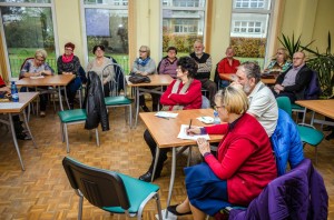 uczestnicy szkolenia siedzą przy stolikach i notują - ujęcie 4