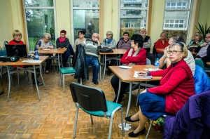 uczestnicy szkolenia siedzą przy stolikach i notują - ujęcie 3