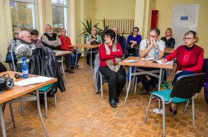 uczestnicy szkolenia siedzą przy stolikach i notują - ujęcie 2