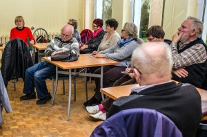 uczestnicy szkolenia siedzą przy stolikach i notują - ujęcie 1