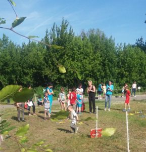 Zawodnicy biorą udział w konkurencji tor przeszkód