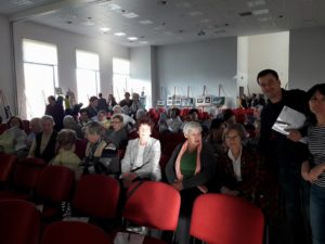 Uczestnicy Klubu Seniora „Radość” z pracownikami socjalnymi na sali konferencyjnej