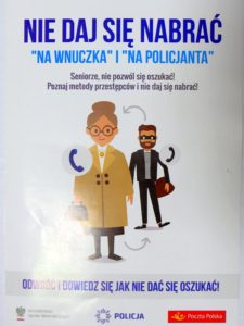 Plakat z napisem Nie daj się nabrać. Przedstawia starszą osobę i mężczyznę z maską na głowie.