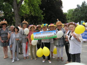 Seniorzy pozują do zdjęcia