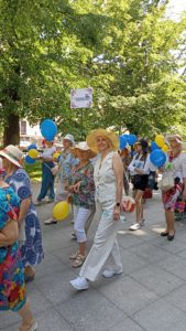 Uczestnicy Marszu Kapeluszowego spacerujący ulicami Bydgoszczy